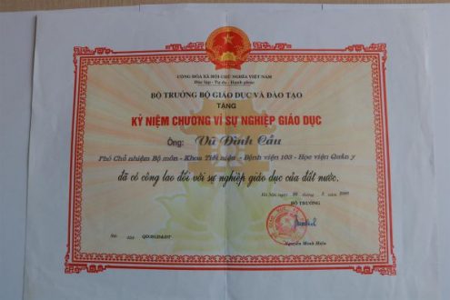 kỷ niệm chương vì sự nghiệp giáo dục của bác sĩ Vũ Đình Cầu